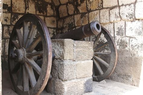 Premium Photo | Old canon placed inside daulatabad fort