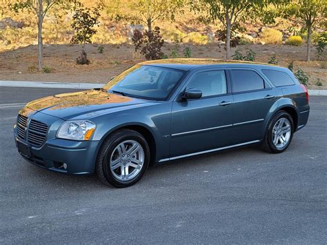 2006 Dodge Magnum R/T with 55k miles and a 5.7-liter Hemi V8 - Klipnik