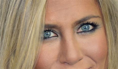 Jennifer Aniston Wore a Blue Smoky Eye! Like Out in Public! And She ...