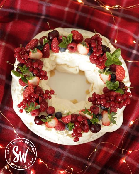 Christmas Pavlova Wreath- Easy Christmas Meringue Dessert - Sew White