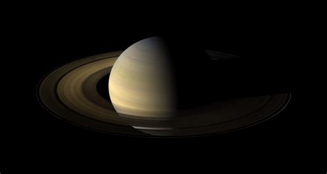 File:Saturn, its rings, and a few of its moons.jpg - Wikipedia