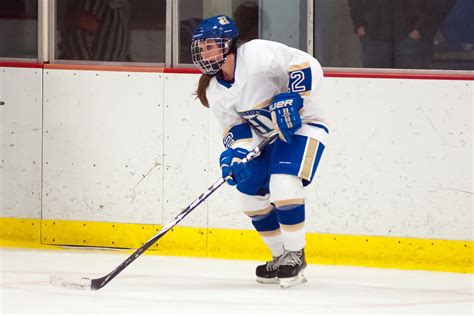 Women's ice hockey tops Colby 2-1 - News - Hamilton College