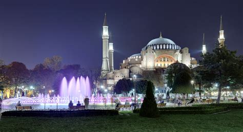 Night Istanbul. Sultanahmet square (Sultanahmet Meydanı) and around - Istanbul. Travels with ...