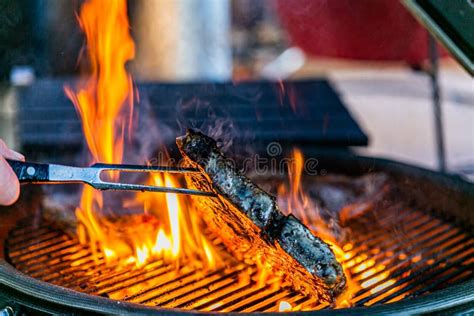 Asado a La Parilla De Los Filetes En Parrilla El Flamear Foto de ...