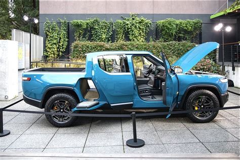 Rivian debuts new blue R1T color at customer preview event - Forcar ...