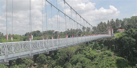 Berada di Desa Kemenuh, Jembatan Kaca Pertama di Asia Tenggara ...