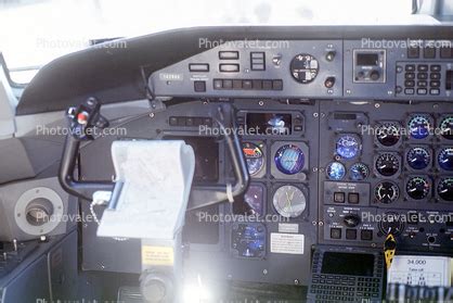 Cockpit, De Havilland DASH 8 -100, Canadian Air Force Images ...