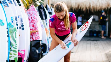 Nikki Van Dijk Finds Cover at Keramas | World Surf League