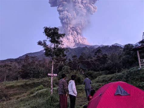 Indonesia, erutta il vulcano Monte Merapi: colonna di ceneri blocca aeroporto - Giornale di Sicilia