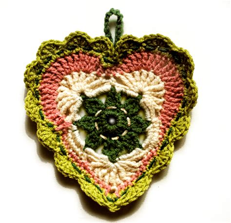 Crochet Hearts Garland - mellie blossom