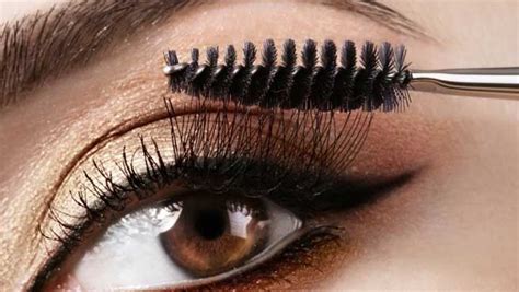 How Do I Use Castor Oil for Eyelashes?