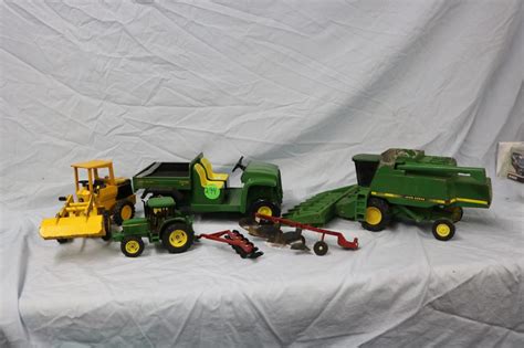 Lot - John Deere 1/32nd Scale Loader