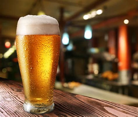 Why Does Beer Foam? Causes & Effects You Should Know