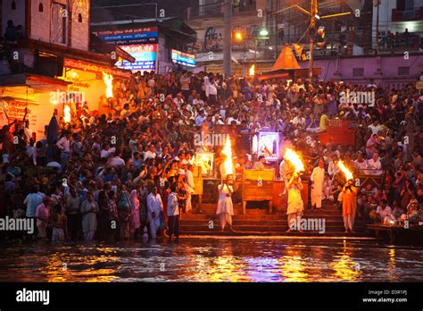 Evening prayer (Aarti) at Har Ki Pauri, River Ganges, Haridwar ...