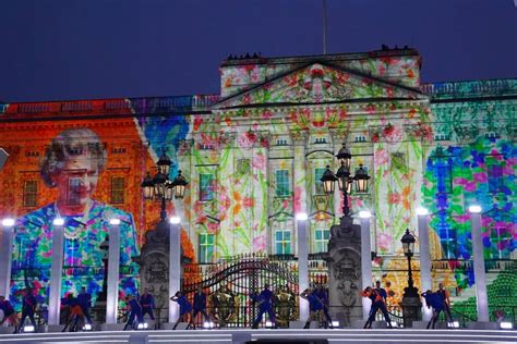 Queen's Platinum Jubilee concert: Music, royalty, drones, and Paddington Bear | Euronews