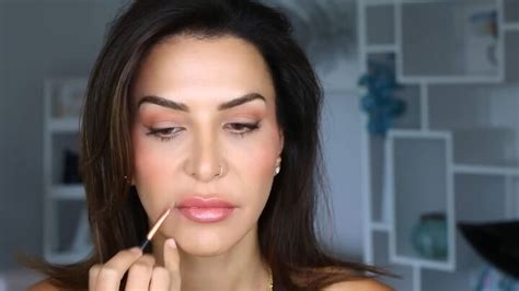 Lip Contouring Tutorial: Easy Big Lips Hack | Upstyle