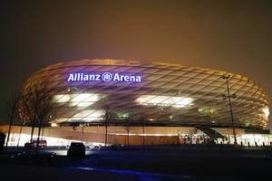 Munich Arena, Allianz Arena in red light, close-up view in the night - Creative Commons Bilder