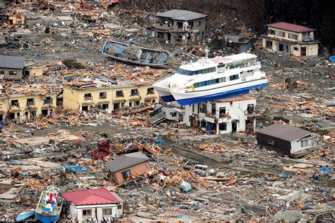 Japan tsunami and earthquake: Rescuers pick their way through ...