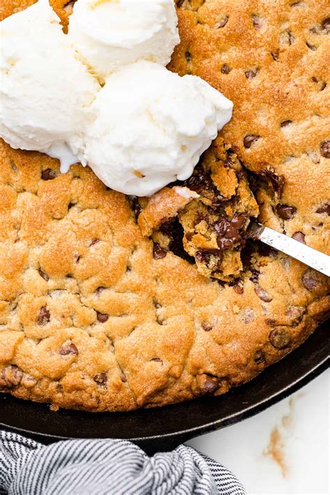 Chili's Copycat Chocolate Chip Skillet Cookie – The Sassy Foodie