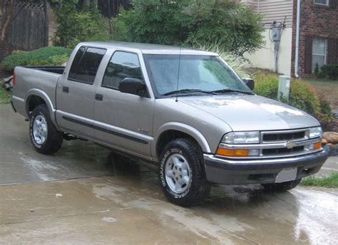 2004 Chevrolet S-10 LS - Crew Cab Pickup 4.3L V6 4x4 auto 4.6 ft Bed