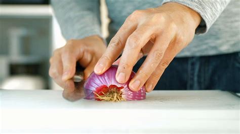 Best Way to Chop Onions (fast, safe, and efficient)