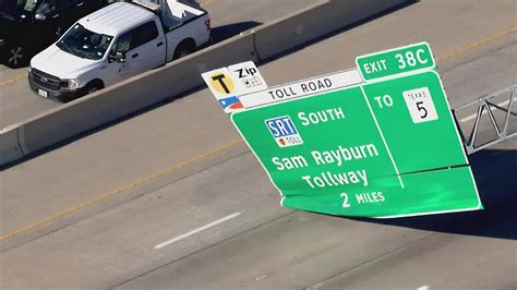 Highway 75 traffic: Sign falls onto main lanes | wfaa.com