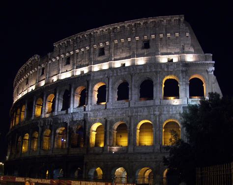 File:Rome Colosseum at night 2.jpg - Wikimedia Commons