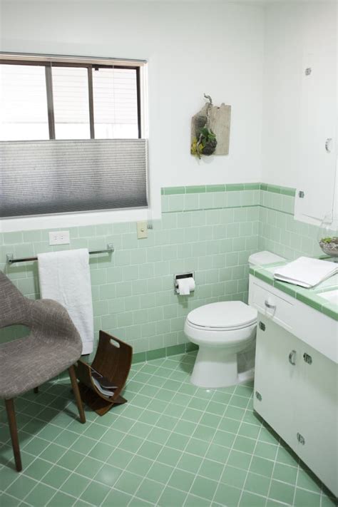 22 Vintage Bathroom Ideas With Retro Decor | Apartment Therapy