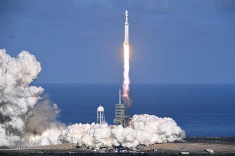 SpaceX's First Falcon Heavy Rocket Mission in Photos | Space