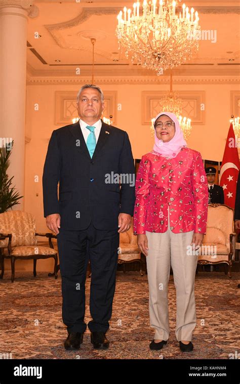 Singapore. 26th Sep, 2017. Singapore's President Halimah Yacob (R Stock Photo: 161430084 - Alamy