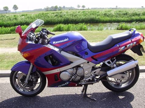 1993 Kawasaki ZZR600 - Moto.ZombDrive.COM