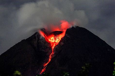 Die gefährlichsten Vulkane der Welt Volcano Pictures, Mount Merapi, Central Java, Ancient Romans ...