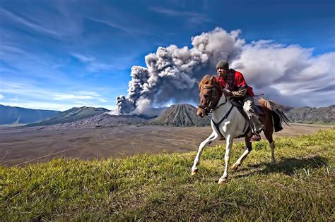 Horseman during the Mount Bromo eruption in 2010 » Imgday.com