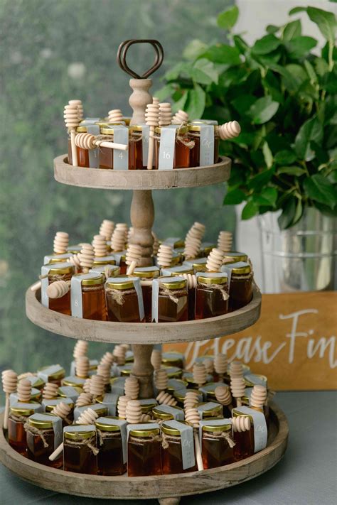 When Should We Give Guests Their Wedding Favors?