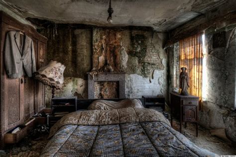 Stunning Pics Of An Abandoned Farmhouse Where The Bed Is Still Made (PHOTOS)