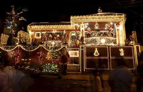 Top 10 Biggest Outdoor Christmas Lights House Decorations - DigsDigs