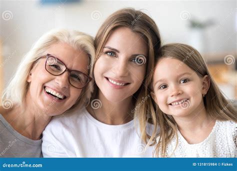 Retrato De Tres Generaciones Familia, Abuela, Daughte Crecido Foto de archivo - Imagen de mayor ...