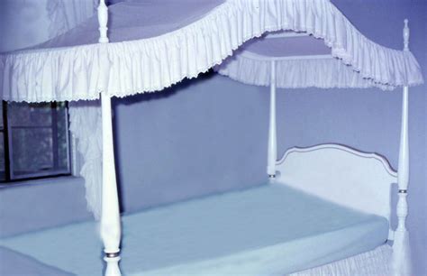 File:Canopy bed white.jpg - Wikimedia Commons