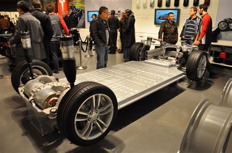 Electric-car battery costs: Tesla $190 per kwh for pack, GM $145 for cells
