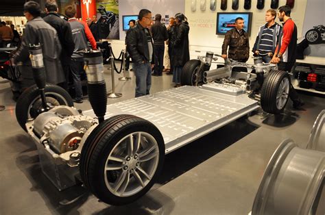 Electric-car battery costs: Tesla $190 per kwh for pack, GM $145 for cells