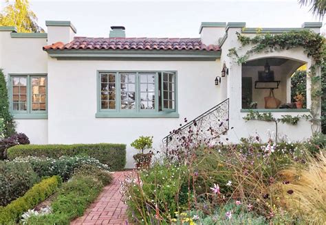 Curb Appeal: A Paint Makeover for a Stucco House, California Edition ...