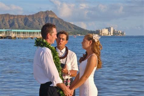 Waikiki Wedding Photos - Bridal Dream Hawaii