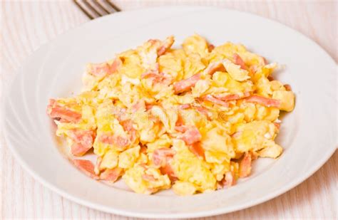 Huevos Revueltos Con El Jamón Y El Queso Foto de archivo - Imagen de ...