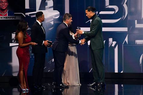 Virgil van Dijk was mugged off by Argentine reporter at The Best Awards