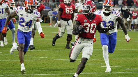 No. 1 Georgia pulls away late, beats Florida 42-20