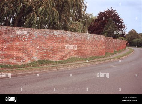 Crinkle crankle wall Stock Photo - Alamy