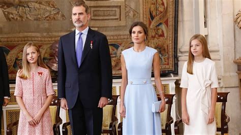 See The Spanish Royal Family's Stylish Christmas Card | Harper's BAZAAR Arabia