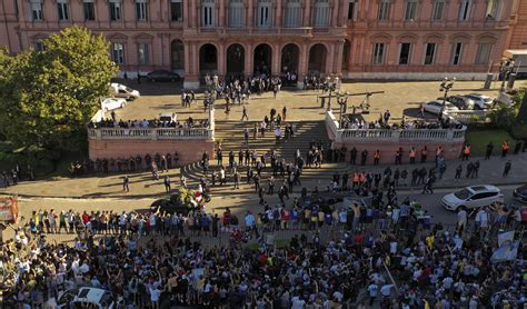 Thousands bid farewell to Maradona amid clashes | Daily Sabah