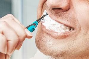 A man cleans his teeth using a wooden toothpick - Creative Commons Bilder