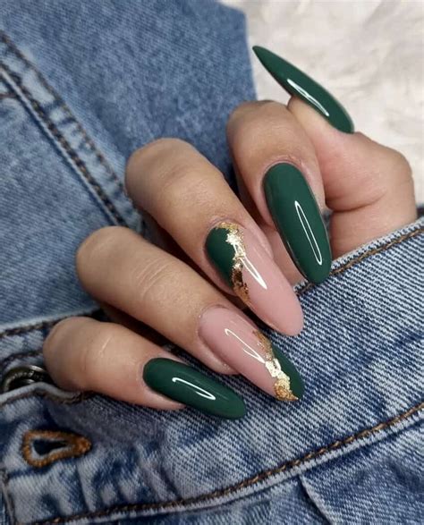 25+ Stunning Emerald Green Nails You'll Want to Replicate